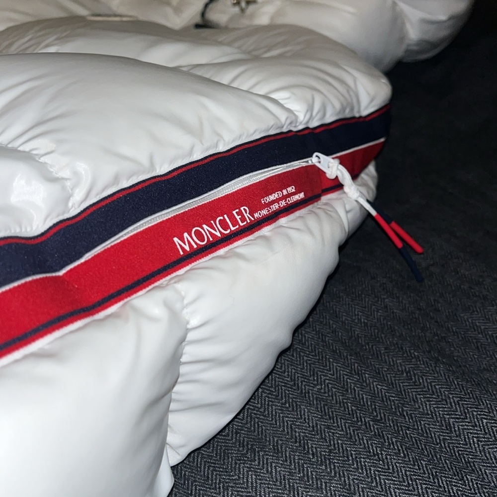 MONTCLER jacket all white. - Picture 3 of 8